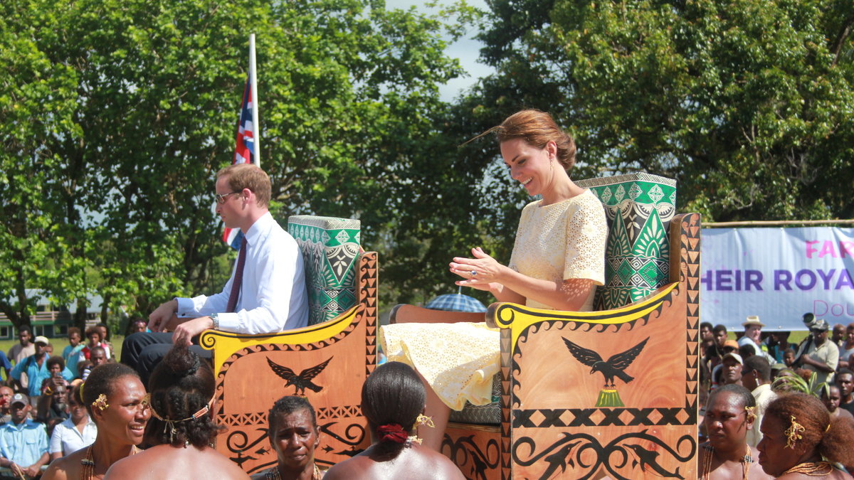 Prinsen och Kate bars runt i troner dagarna i ända under besöket i Tuvalu.