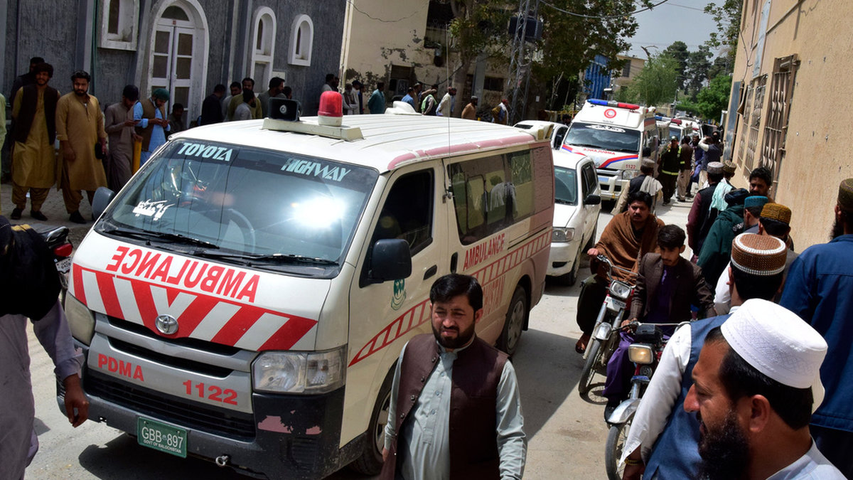 Ambulans med kroppar anländer till sjukhus. Nio personer har hittats döda efter att ha blivit bortförda från en buss i sydvästra Pakistan.