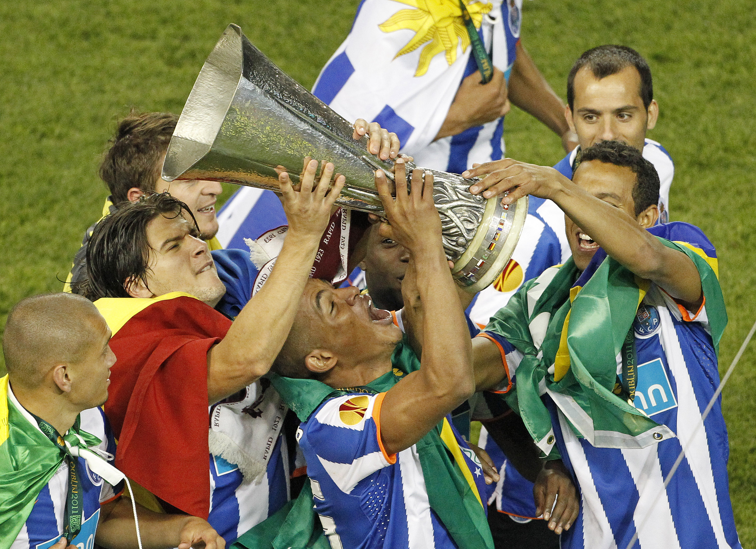 Festen lät inte vänta på sig när Porto tog sin första stora europeiska titel på sju år efter att ha besegrat Braga i en helportugisisk final i Europa League.