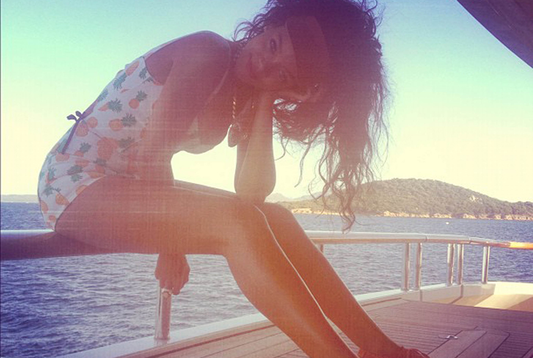 Rihannas sköna lyxsemester förra året blev omskriven. Sångerskan chillade på en lyxyacht vid Rivieran. Rihannas sköna lyxsemester förra året blev omskriven. Sångerskan chillade på en lyxyacht vid Rivieran.