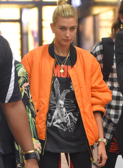 Hailey Baldwin i New York – modellen lämnade en kyrka i sällskap av både Kendall Jenner och Selena Gomez. Hailey Baldwin i New York – modellen lämnade en kyrka i sällskap av både Kendall Jenner och Selena Gomez.