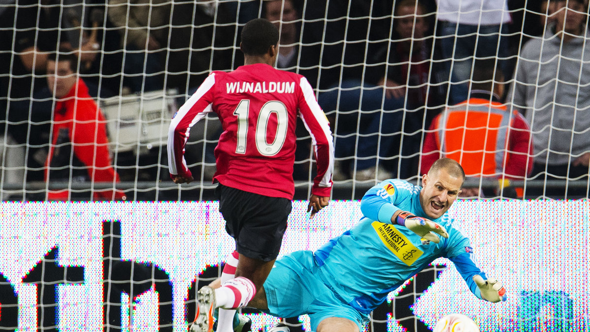 Turina räddar en bra PSV-chans.
