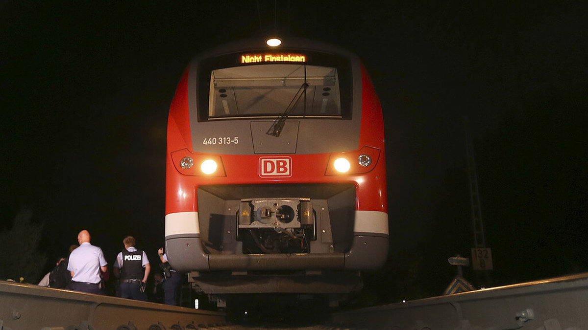 En 17-årig kille gick till attack med kniv och yxa på ett tåg i Tyskland. 