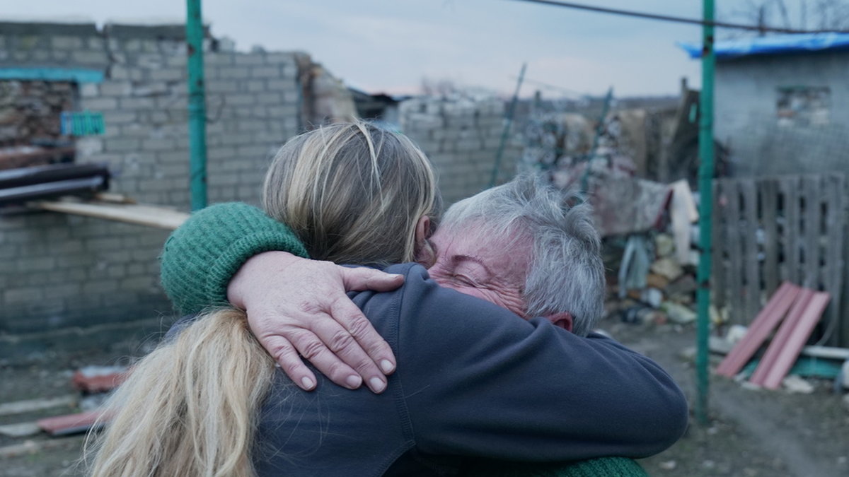 Elly Reinolds från Operation Aid ger en ukrainsk kvinna en kram. Människorna i Ukraina känner sig övergivna och uppgivna, säger hon.