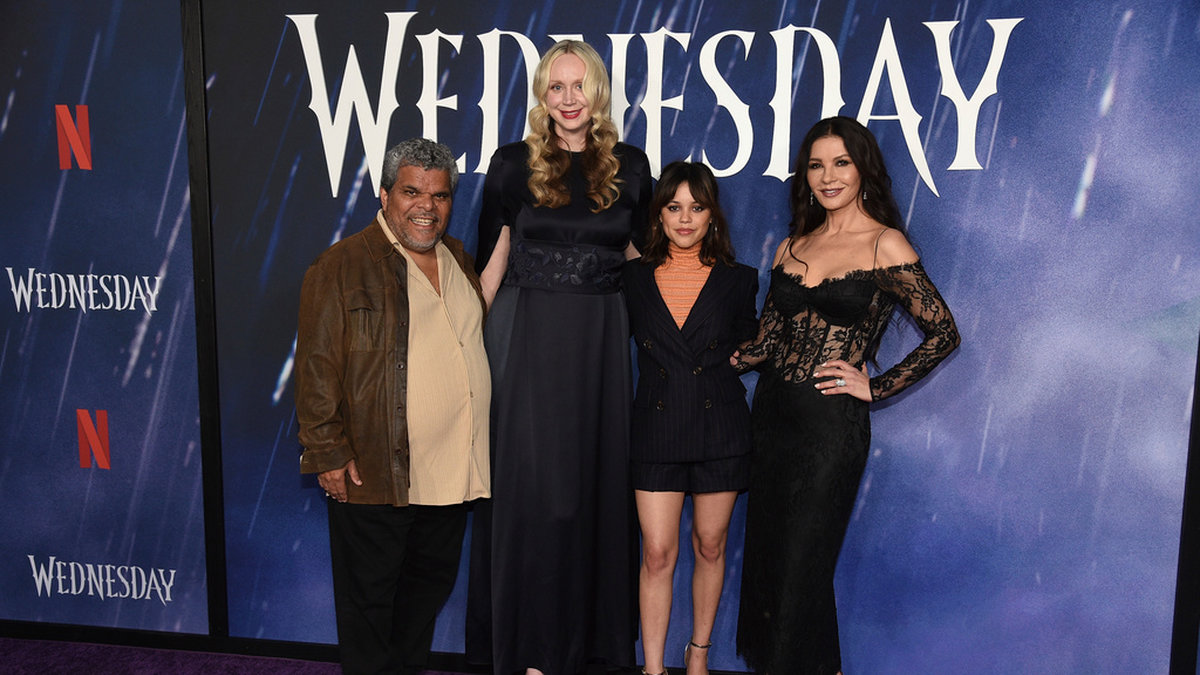 TV-serien 'Wednesday med bland annat Jenna Ortega (tvåa från höger) är en av Netflixs stora framgångar den senaste tiden. Arkivbild.