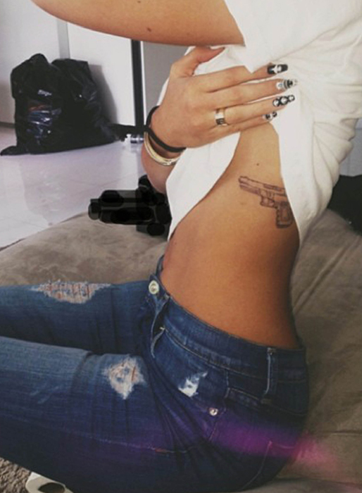 Kylie Jenner visar sin nya tatuering. Kylie Jenner visar sin nya tatuering.
