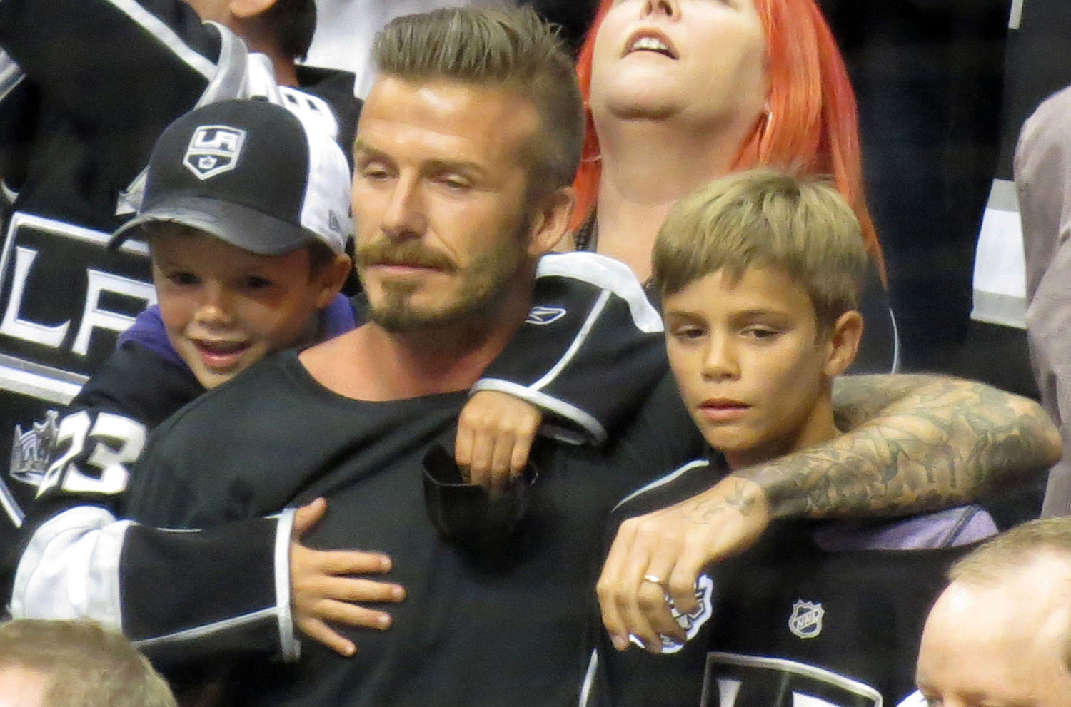 Beckham går gärna på basket tillsammans med sönerna Cruz, Romeo. Alla andra på matchen däremot tittar nog inte så mycket på planen när de här killarna är i farten. 