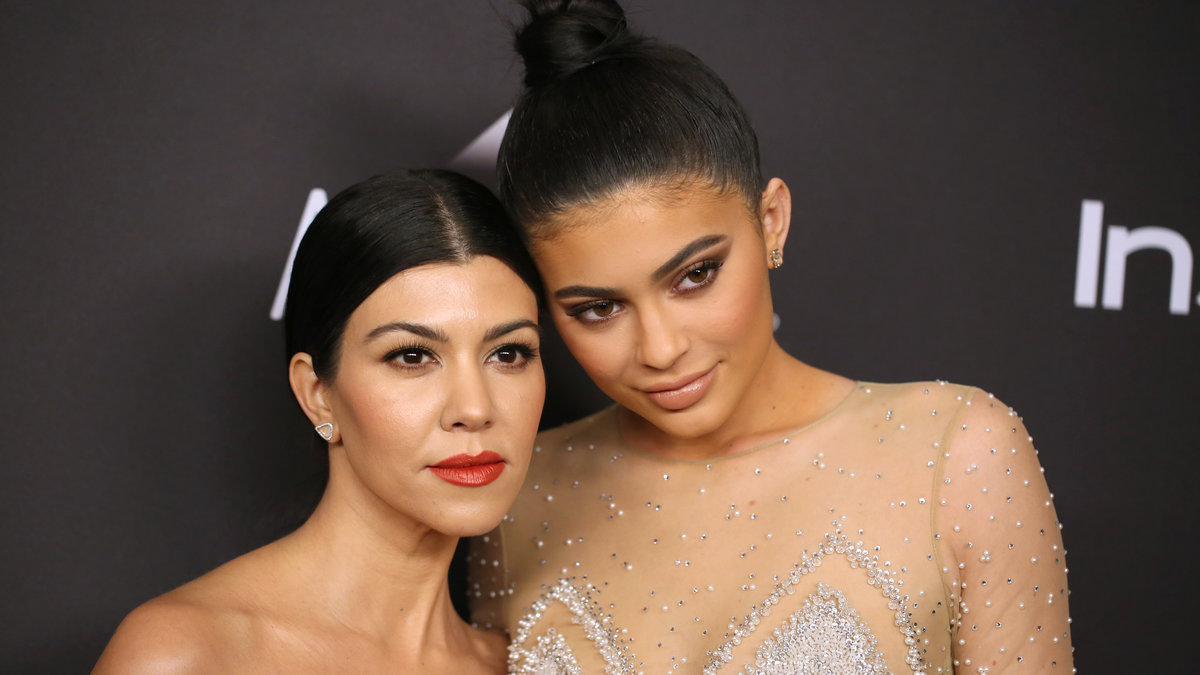 Kylie Jenner med sin syster Kourtney Kardashian.