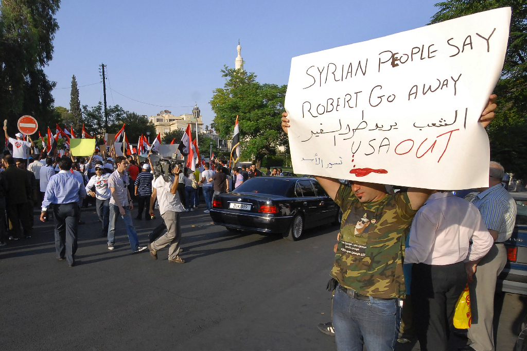 Den 18 maj 2011 tecknade USA en verkställande order om sanktioner som fryste Assads tillgångar inom USA och inom USA:s jurisdiktion. Här är några Assad-lojala som protesterar mot USA. 