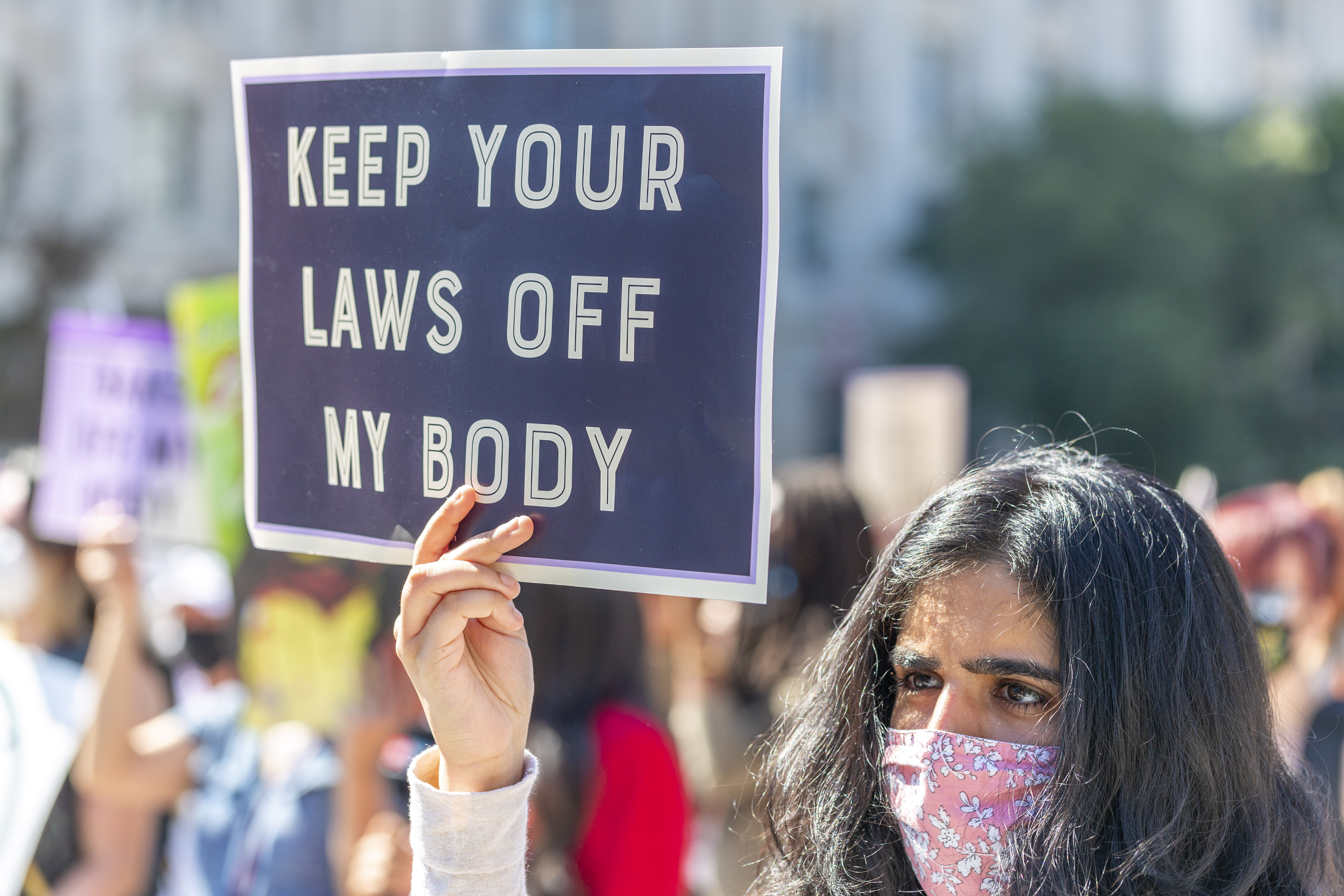 En kvinna i USA demonsterar mot den ny abortlagen.