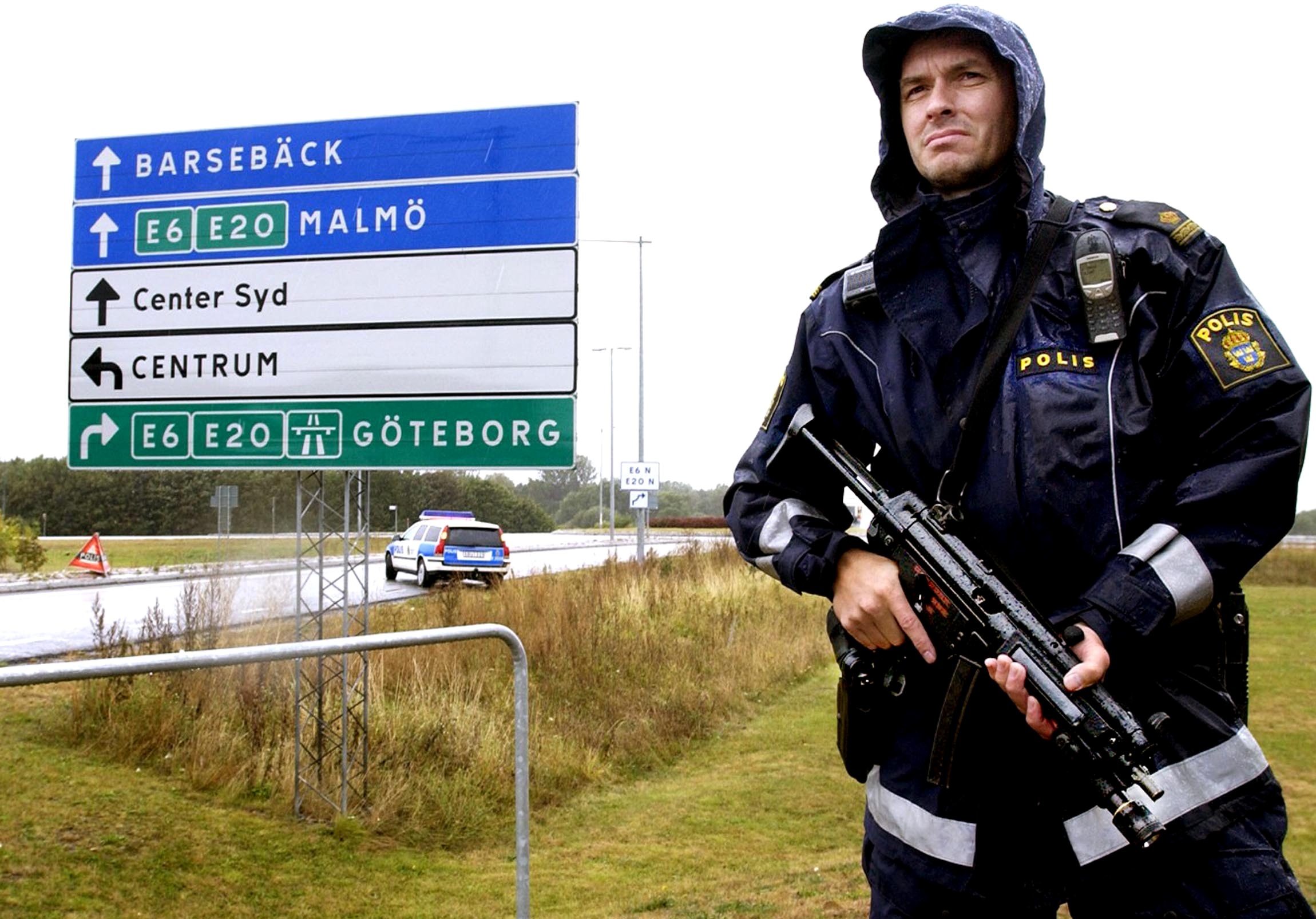 En polis blev misshandlad med sin egen batong. Polisen p&aring; bilden har inget samband med artikeln.