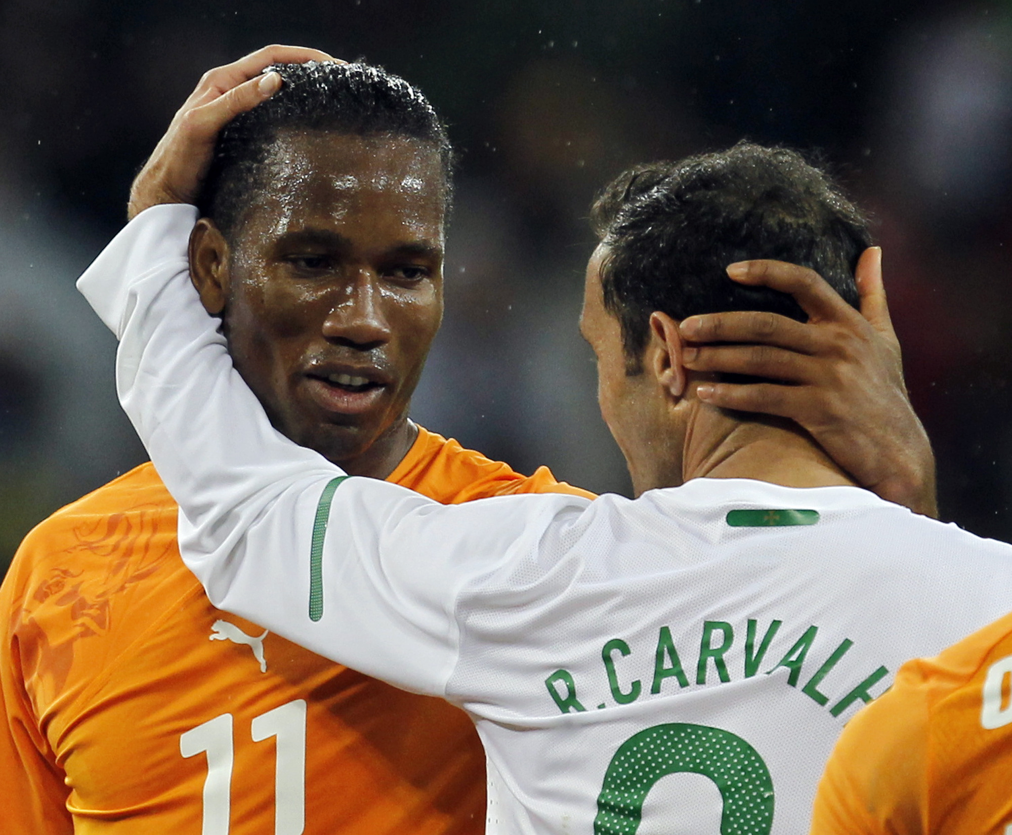 Chelseaspelarna Drogba (t.v)) och Carvalho (t.h) hann med en vänskaplig kram.