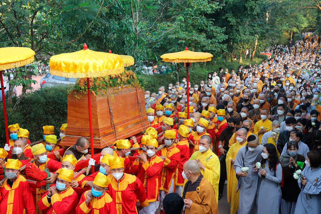 Kistan med kvarlevorna av buddistmunken Thich Nhat Hanh följdes av tiotusentals människor.