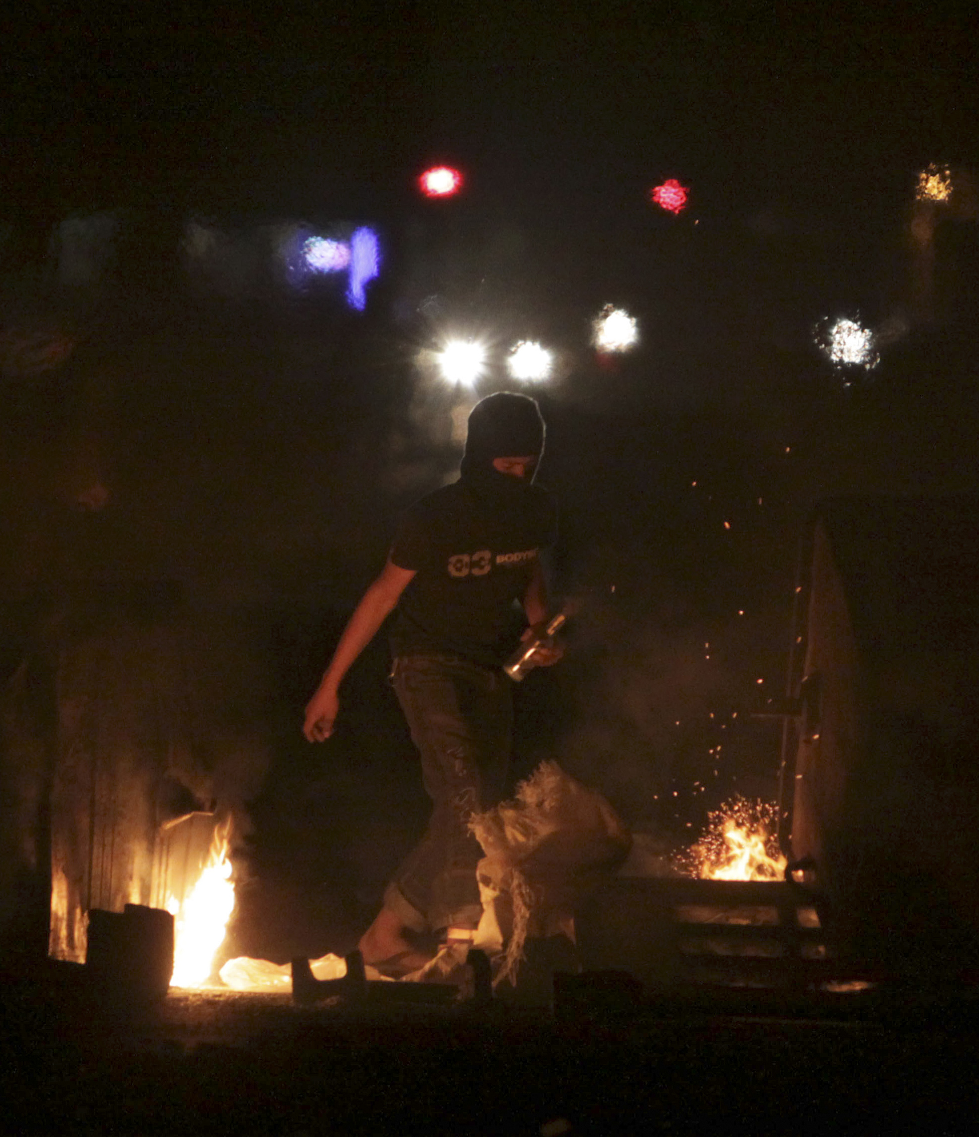 När polis och säkerhetsstyrkor använt tårgas och gevär har vissa demonstranter svarat med molotovcocktails.
