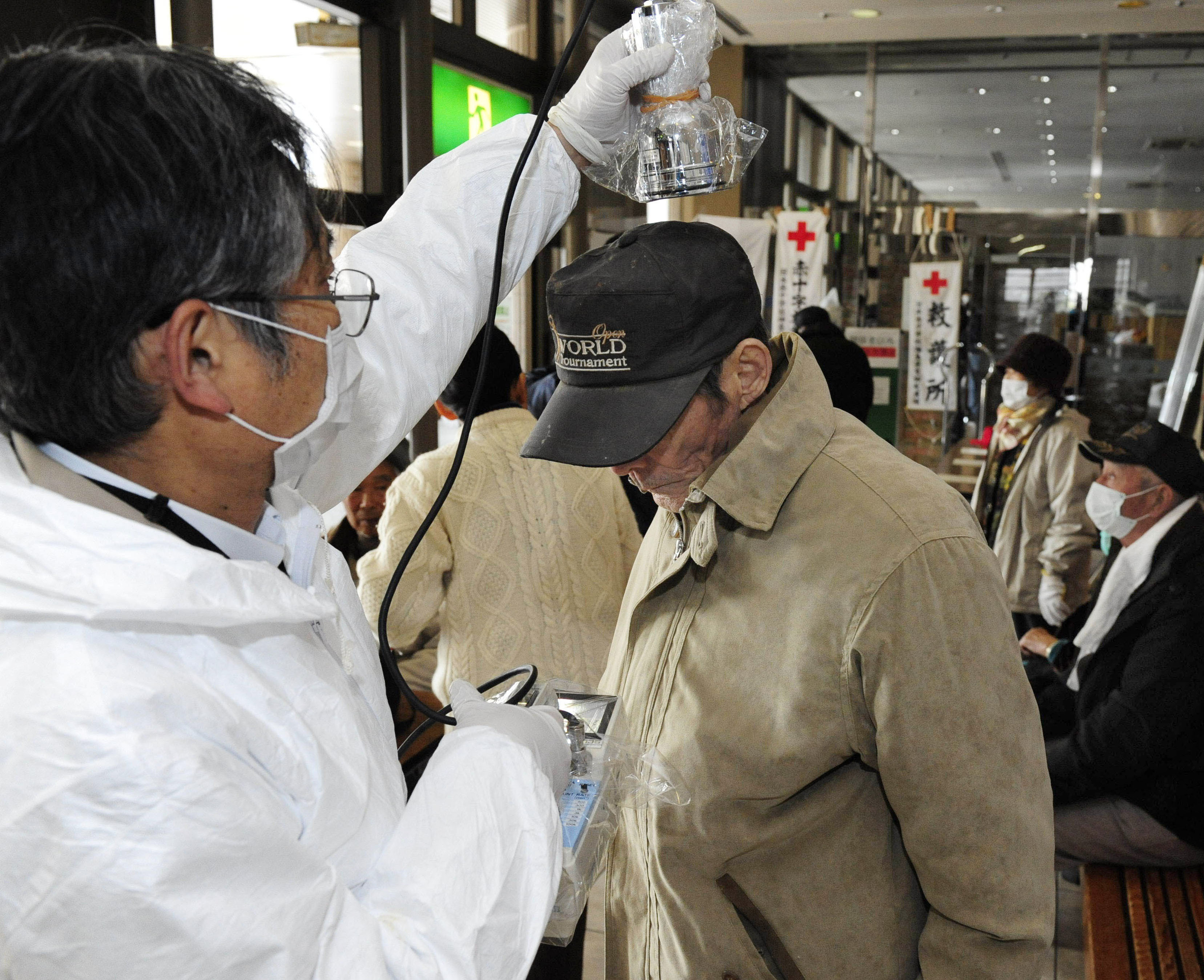 Det är inte längre bara människor som ska skannas för strålning. Japans myndigheter instruerades på torsdagen att börja granska livsmedel för radioaktiva ämnen.