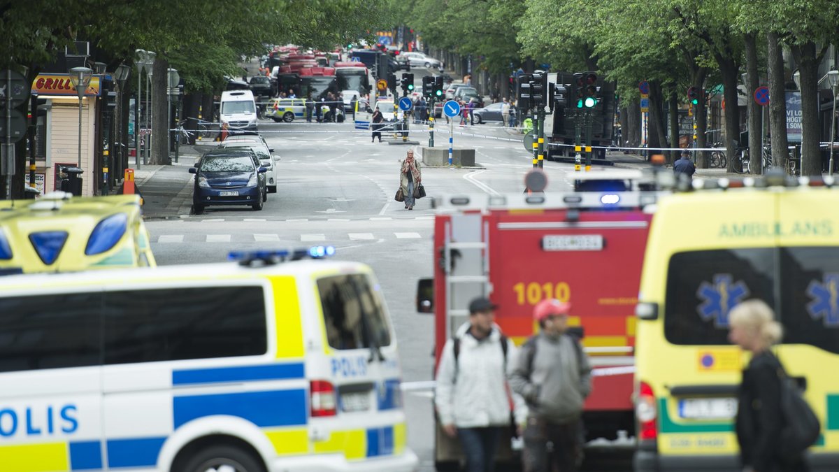  Massivt pådrag i centrala Stockholm efter bombhot. 