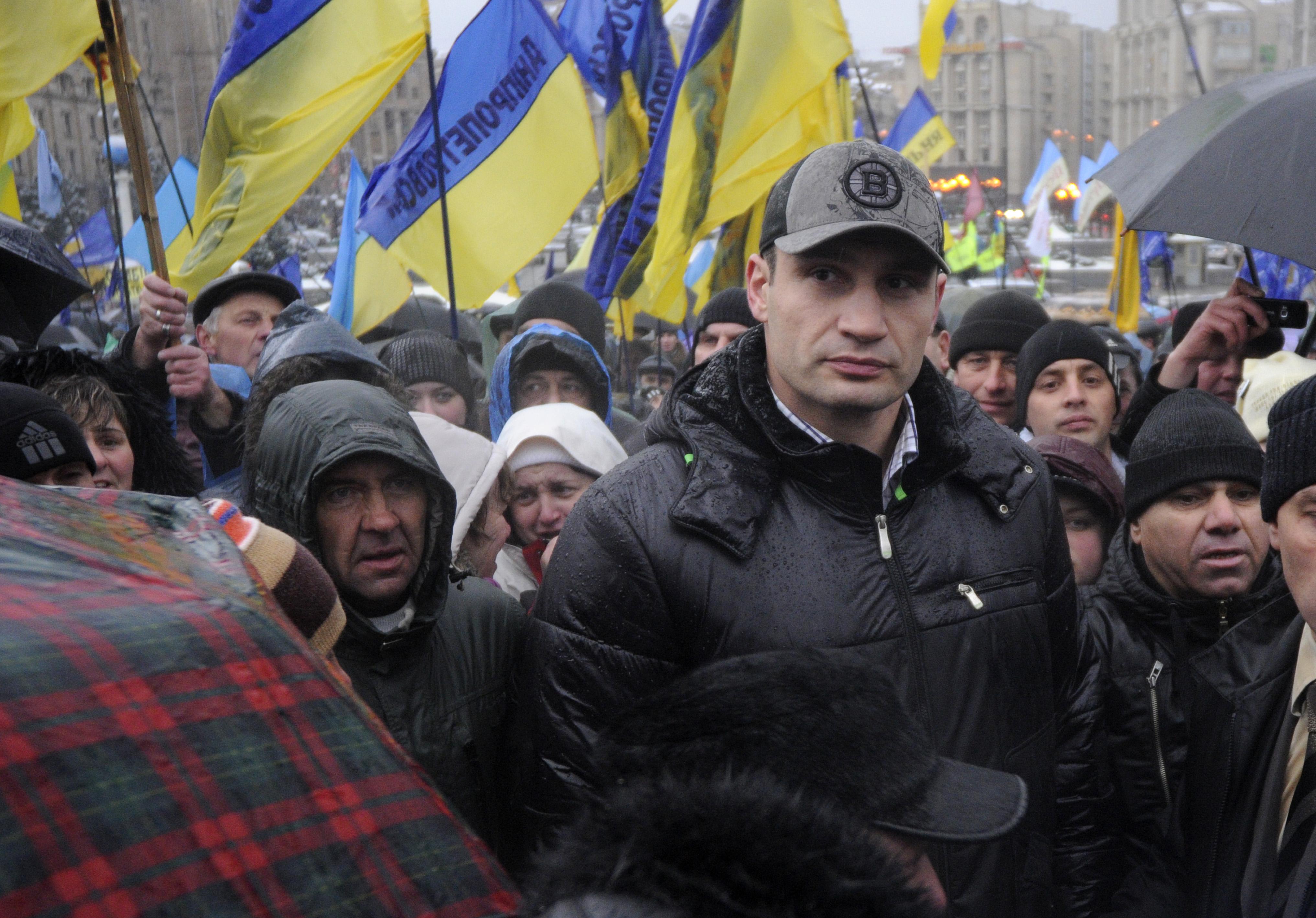 Vitali Klitschko leder partiet UDAR (Ukrainian Democratic Alliance of Reform). Här demonstrerar han tillsammans med många andra i Kiev.