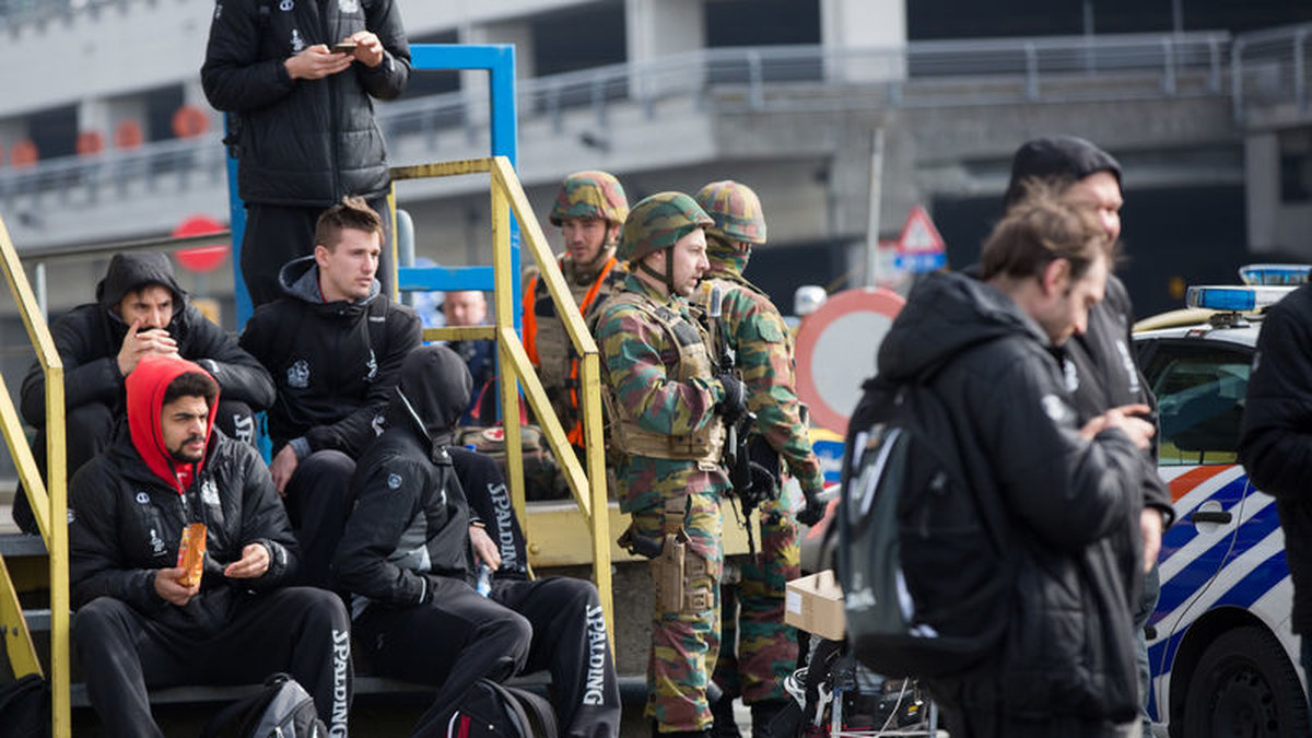 Evakuerade och militärer utanför flygplatsen i Bryssel.