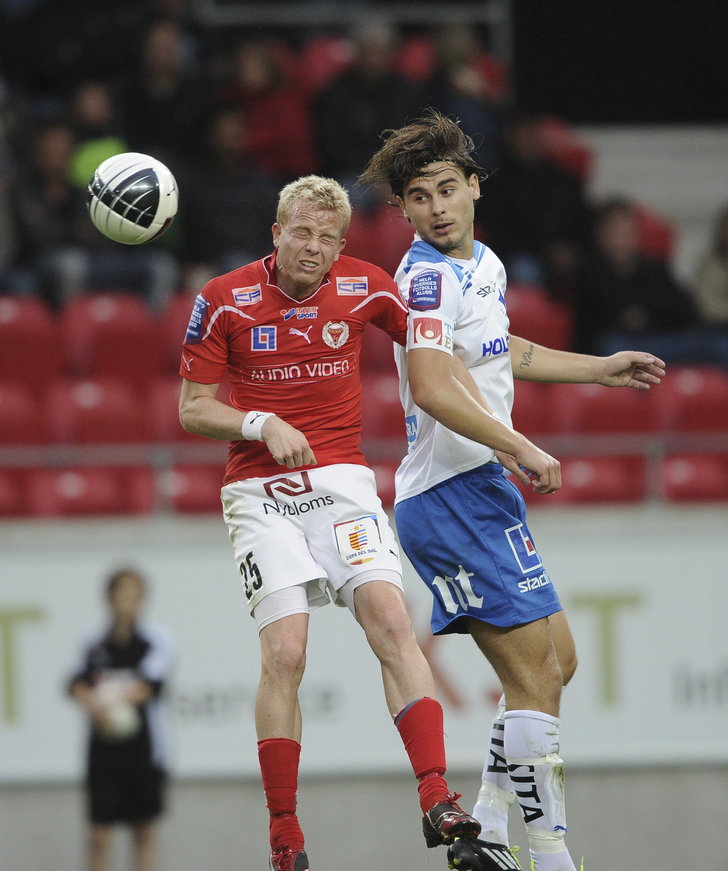 Tobias Carlsson lyckades göra mål med pannan två gånger under matchen - trots att han blundar.