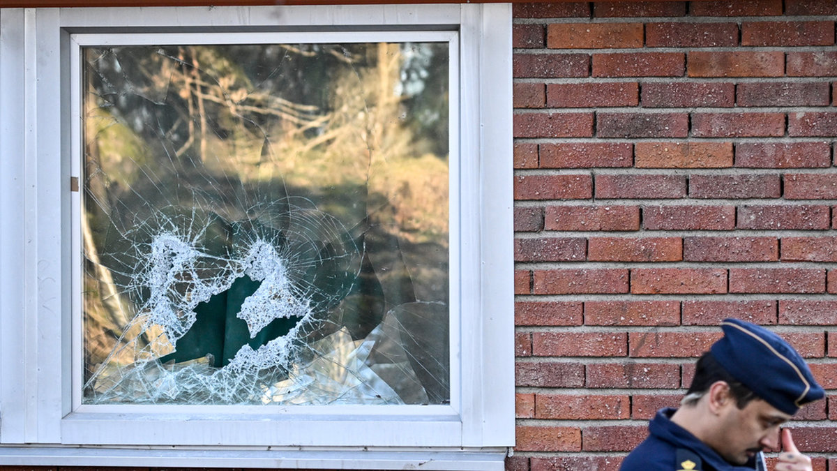 Brytmärken på dörrar och krossade fönster vittnar om polisens insats. Arkivbild.