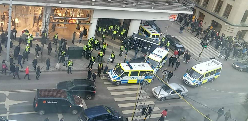 Stor polisinsats i centrala Stockholm. Stor polisinsats i centrala Stockholm.