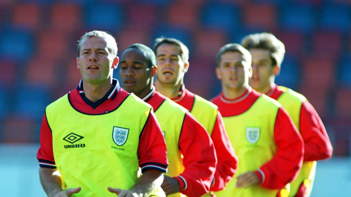 1998: Alan Shearer i täten när England tränar inför EM-kval.