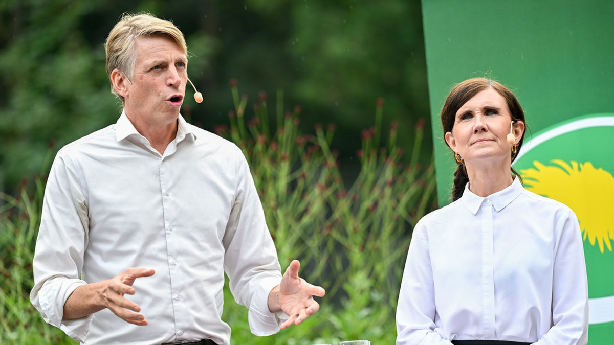 Miljöpartiets avgående språkrör Per Bolund och Märta Stenevi, som söker förnyat mandat. Arkivbild.