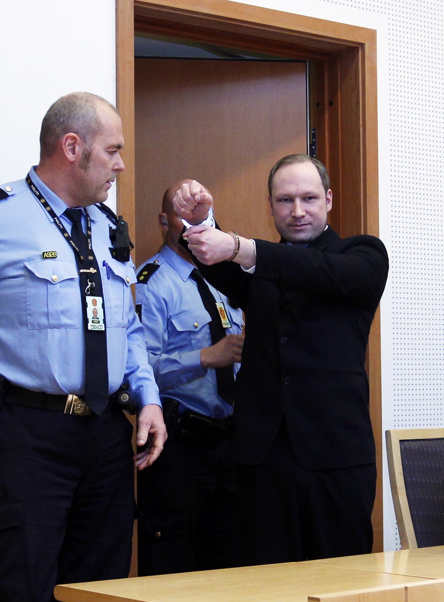 Breivik på väg in till häktningsförhandlingarna.