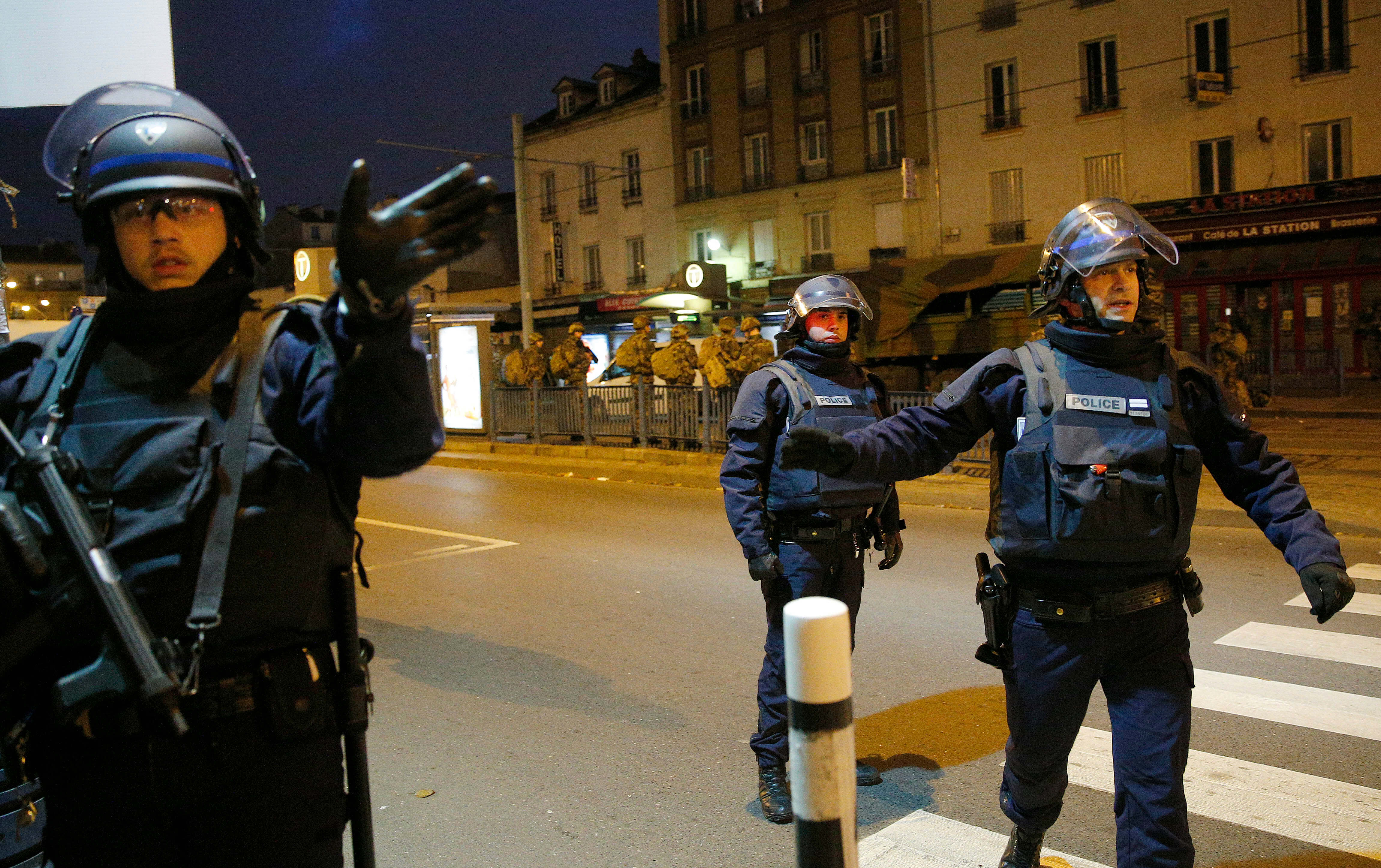 Poliser under terrorräden i Saint-Denis.