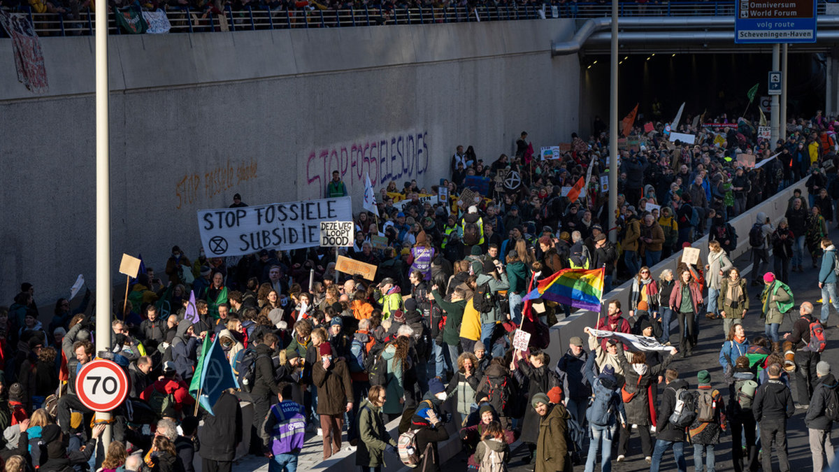 Klimataktivister från gruppen Extinction rebellion blockerar en väg i närheten av Haag.
