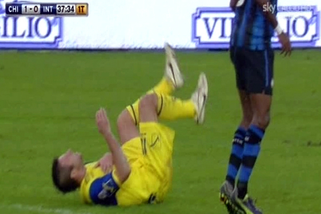 Cesar föll ned till marken - men Eto'o visades inte ut.