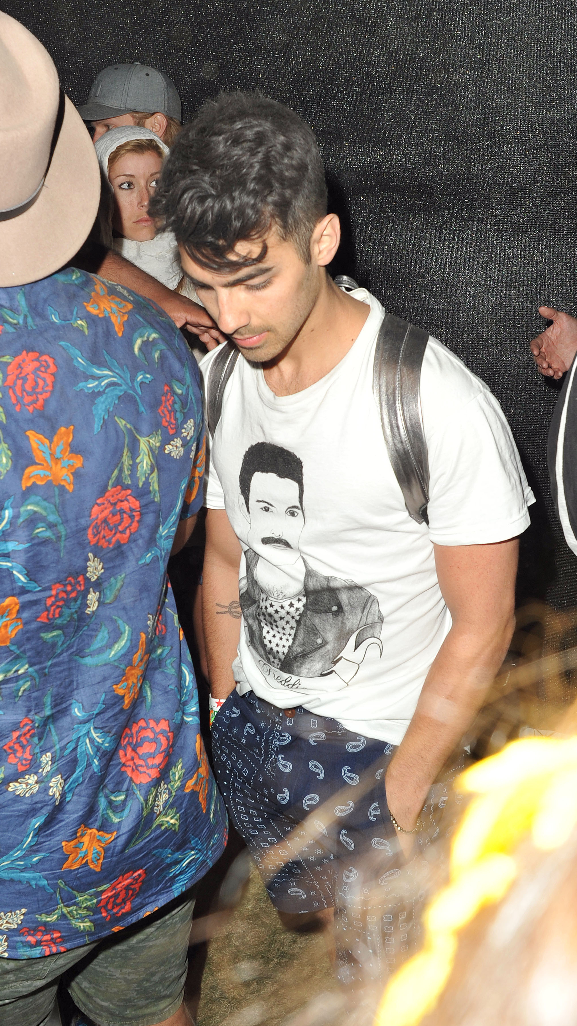 Joe Jonas i folkvimlet. Joe Jonas i folkvimlet.