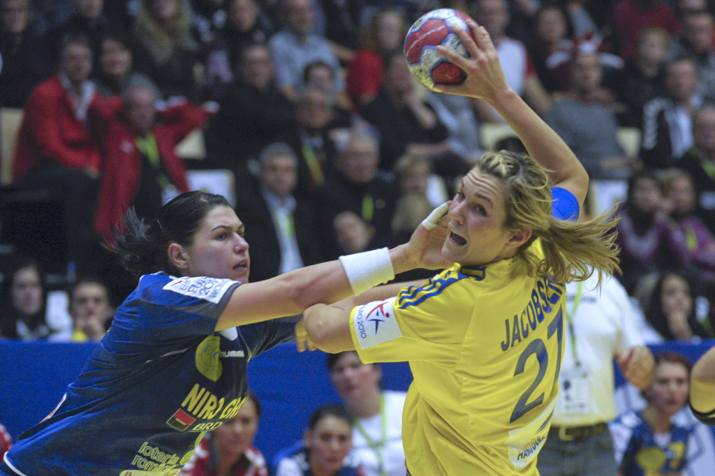 Sabina Rosengren Jacobsen attackerar under lördagens semifinal mot Rumänien