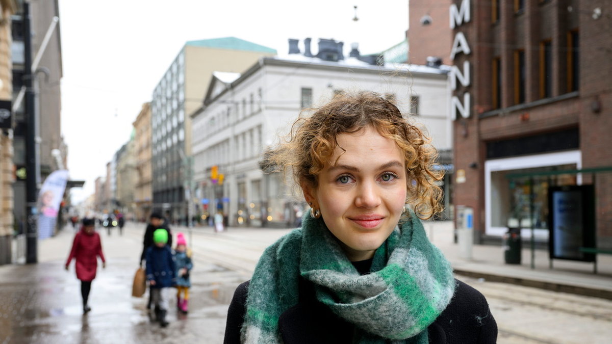 'Vanligtvis röstar jag på ett mindre parti, men nu är det svårt att välja vilket man ska rösta på när det är så jämnt mellan de tre största partierna', säger Anni Alanen i Helsingfors.