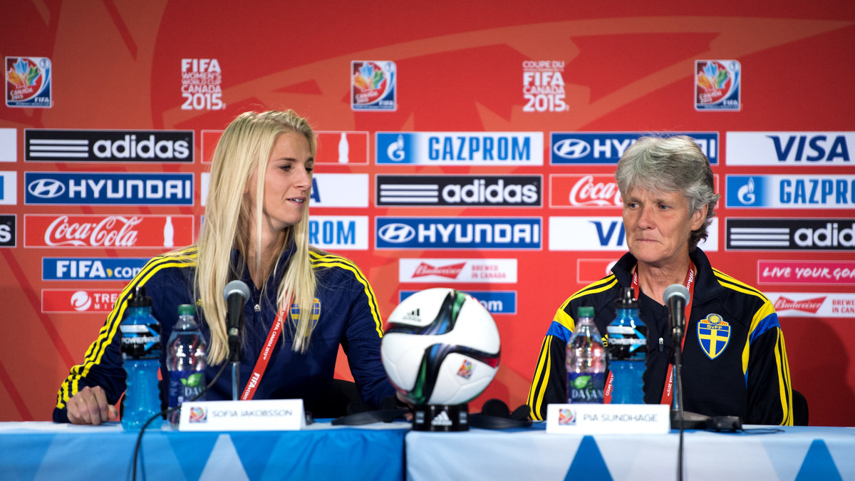 Sofia Jakobsson och Pia Sundhage på presskonferensen. 
