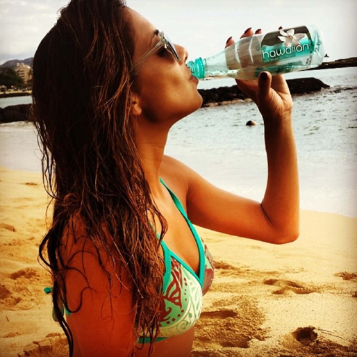 Nicole Scherzinger sörplar i sig vatten på WorldWaterDay. Nicole Scherzinger sörplar i sig vatten på WorldWaterDay.