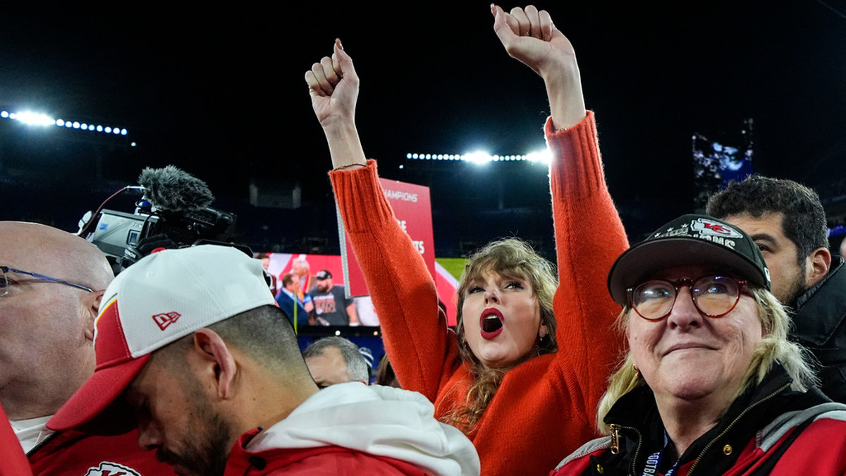 Taylor Swift och fästmannen Travis Kelces mamma Donna ser Kansas City Chiefs vinna mot Baltimore Ravens och kvalificera sig för Super Bowl. Arkivbild.