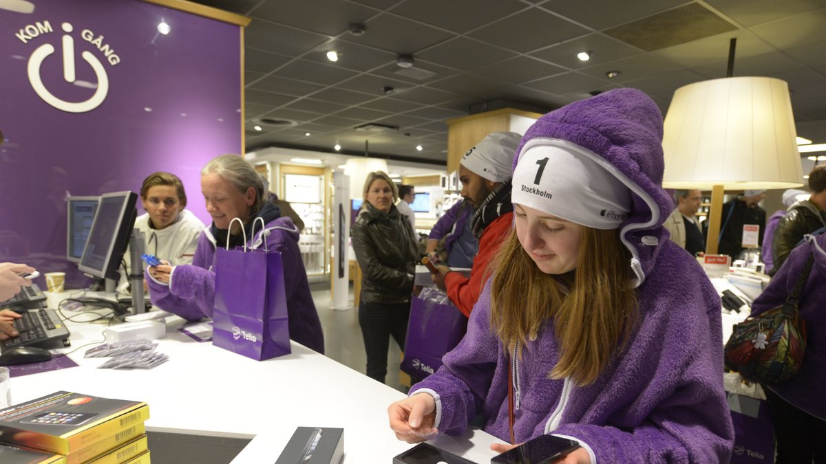 Alice var först i kön i Telias butik på Kungsgatan i Stockholm inför försäljningsstarten av iPhone 5. Hon hade köat sedan i onsdags kl 11 på förmiddagen.