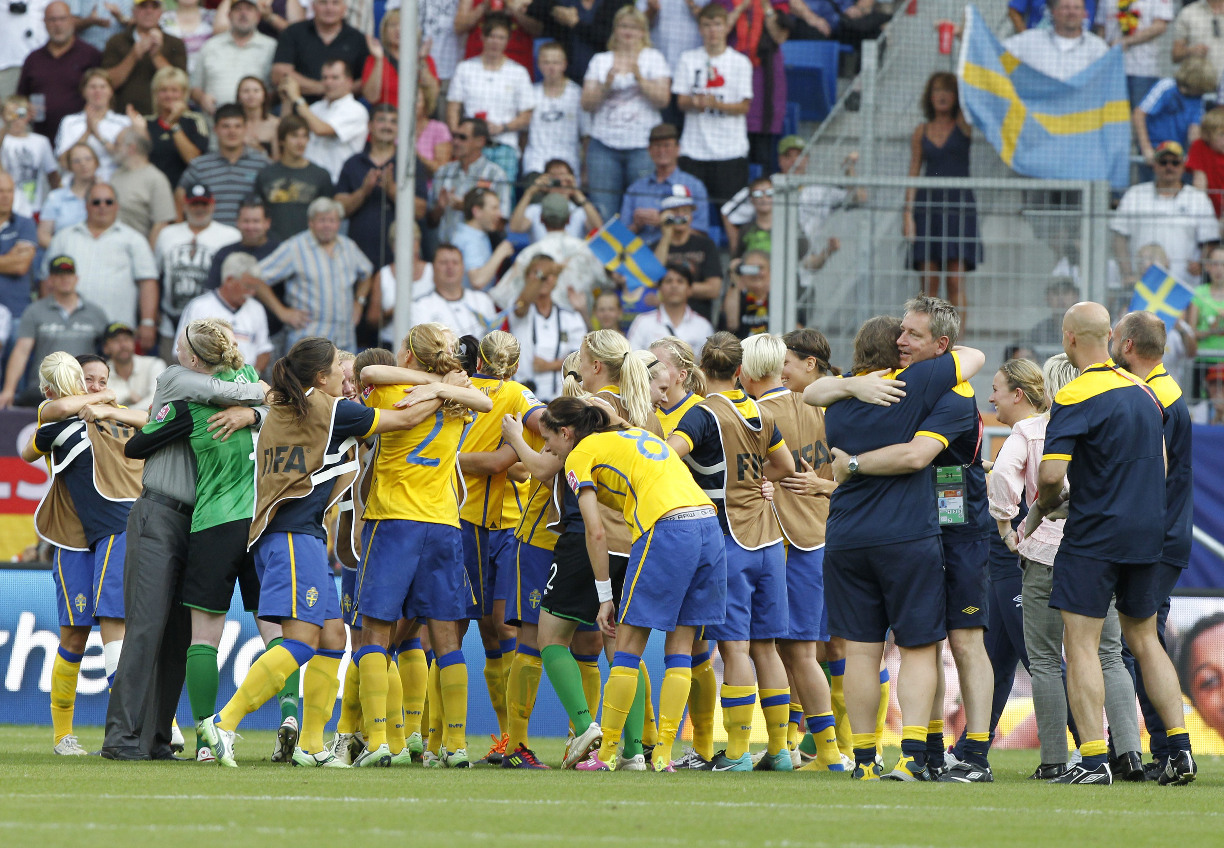 Sommarens stora behållning blev det svenska damlandslaget. Sommarens stora plåga blev den horribla dansen efter vartenda lyckade ingripande. Sommarens stora behållning blev det svenska damlandslaget. Sommarens stora plåga blev den horribla dansen efter vartenda lyckade ingripande.