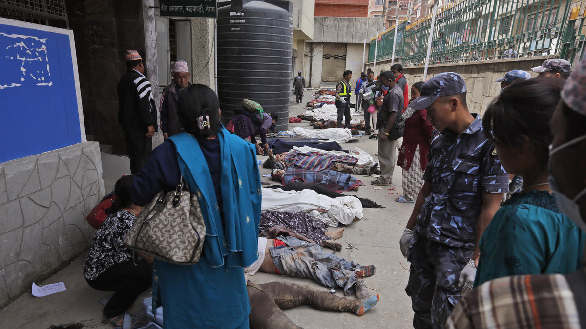 Kroppar från jordbävningens offer ligger uppradade för identifiering vid ett sjukhus i Kathmandu.