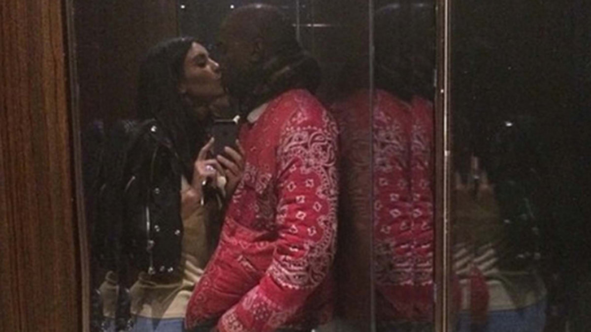 Kim och Kanye pussar i hissen. 