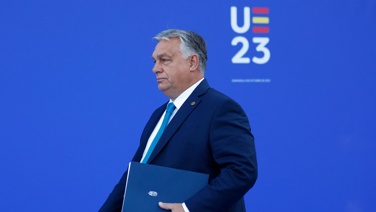 Ungerns premiärminister Viktor Orbán på väg in till fredagens EU-toppmöte i Spanien.