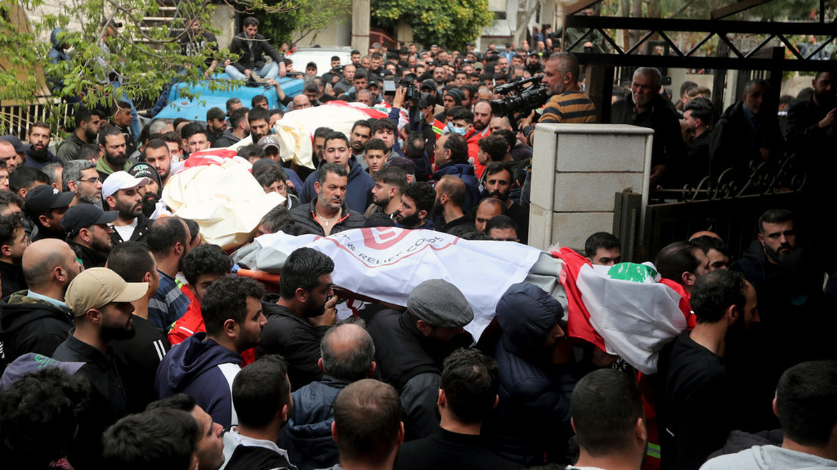 Begravning för de som dödades i en israelisk attack i södra Libanon under onsdagen.