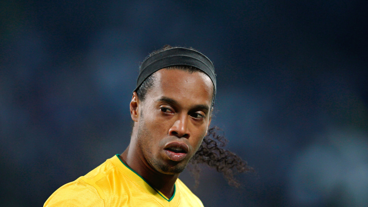 Så även Ronaldinho, som ju har lanserat ett eget kondommärke. Hårresande. 