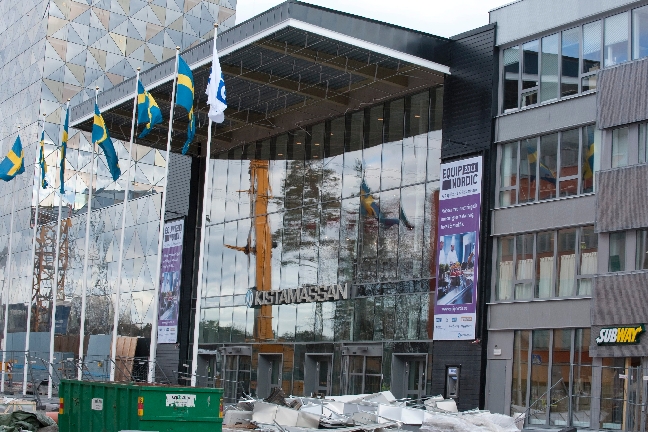 Kistamässans entré ligger på marken sedan vinden slet sönder byggnaden. Kistamässans entré ligger på marken sedan vinden slet sönder byggnaden.