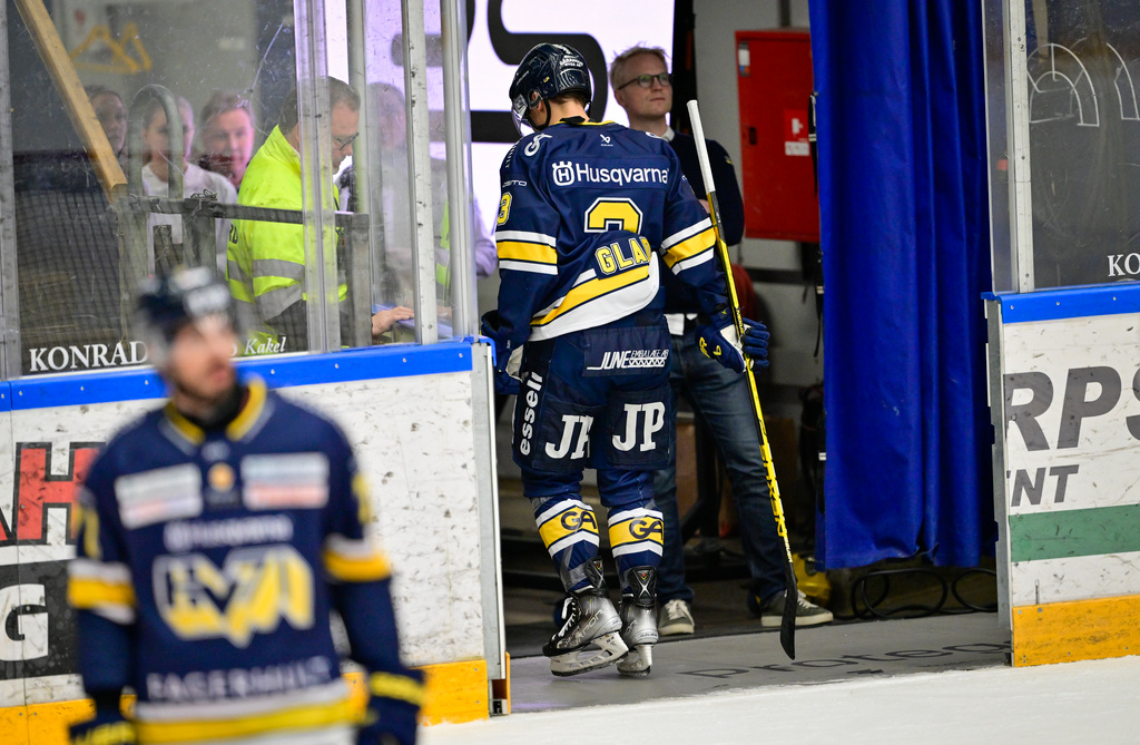 HV71 Daniel Glad får matchstraff och går av isen under torsdagens ishockeymatch i SHL mellan HV71 och Örebro HK i Husqvarna Garden.