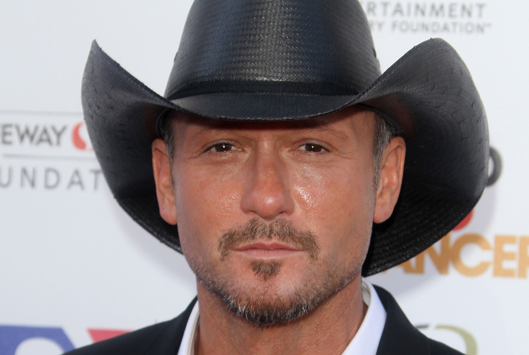 Countrystjärnan Tim McGraw behåller hatten på under hela sexakten. Countrystjärnan Tim McGraw behåller hatten på under hela sexakten.