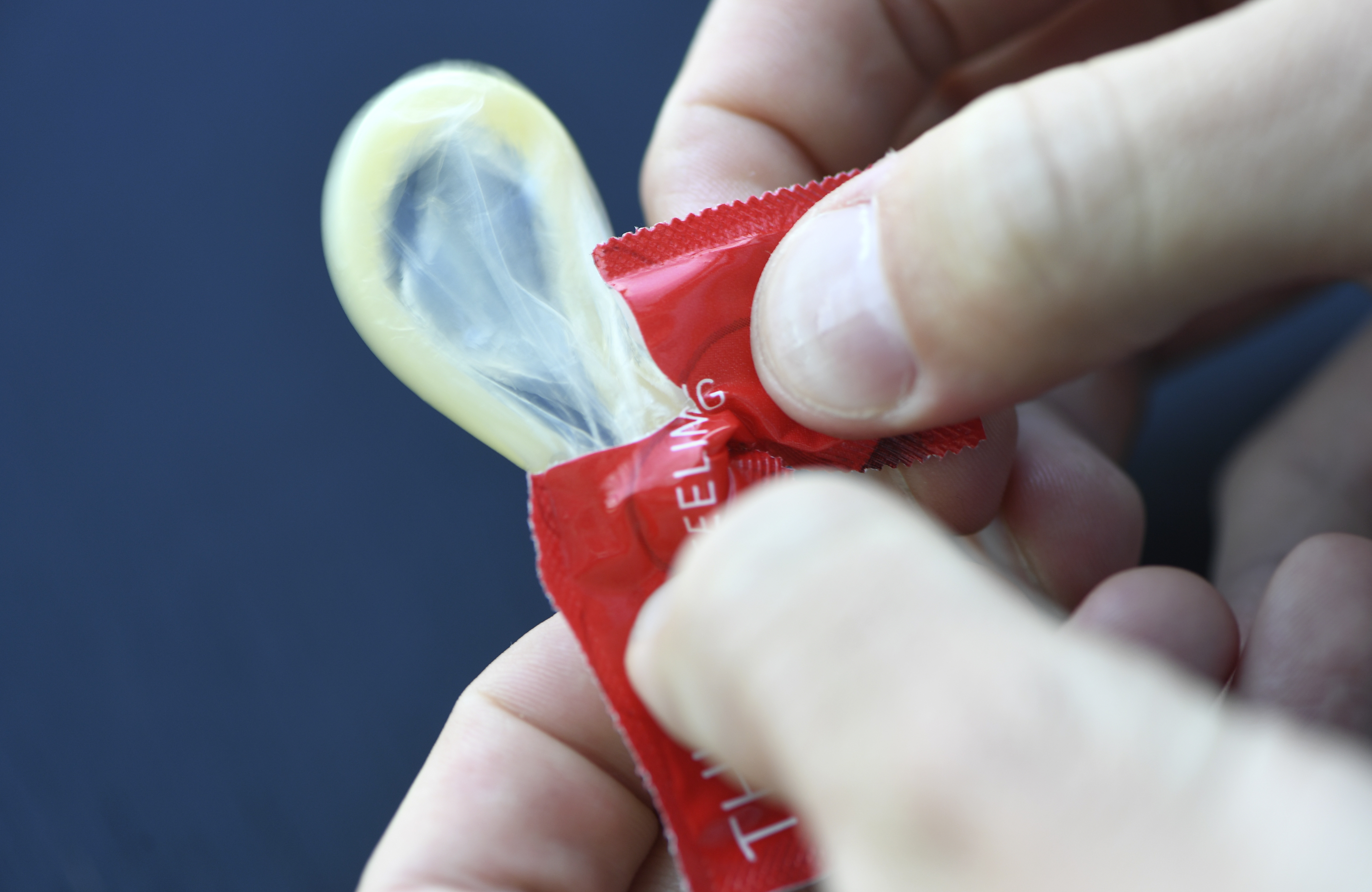 Foto: Fredrik Sandman / TT. Lättaste sättet att skydda sig mot klamydia är genom att använda kondom. Foto: Fredrik Sandman / TT. Lättaste sättet att skydda sig mot klamydia är genom att använda kondom.