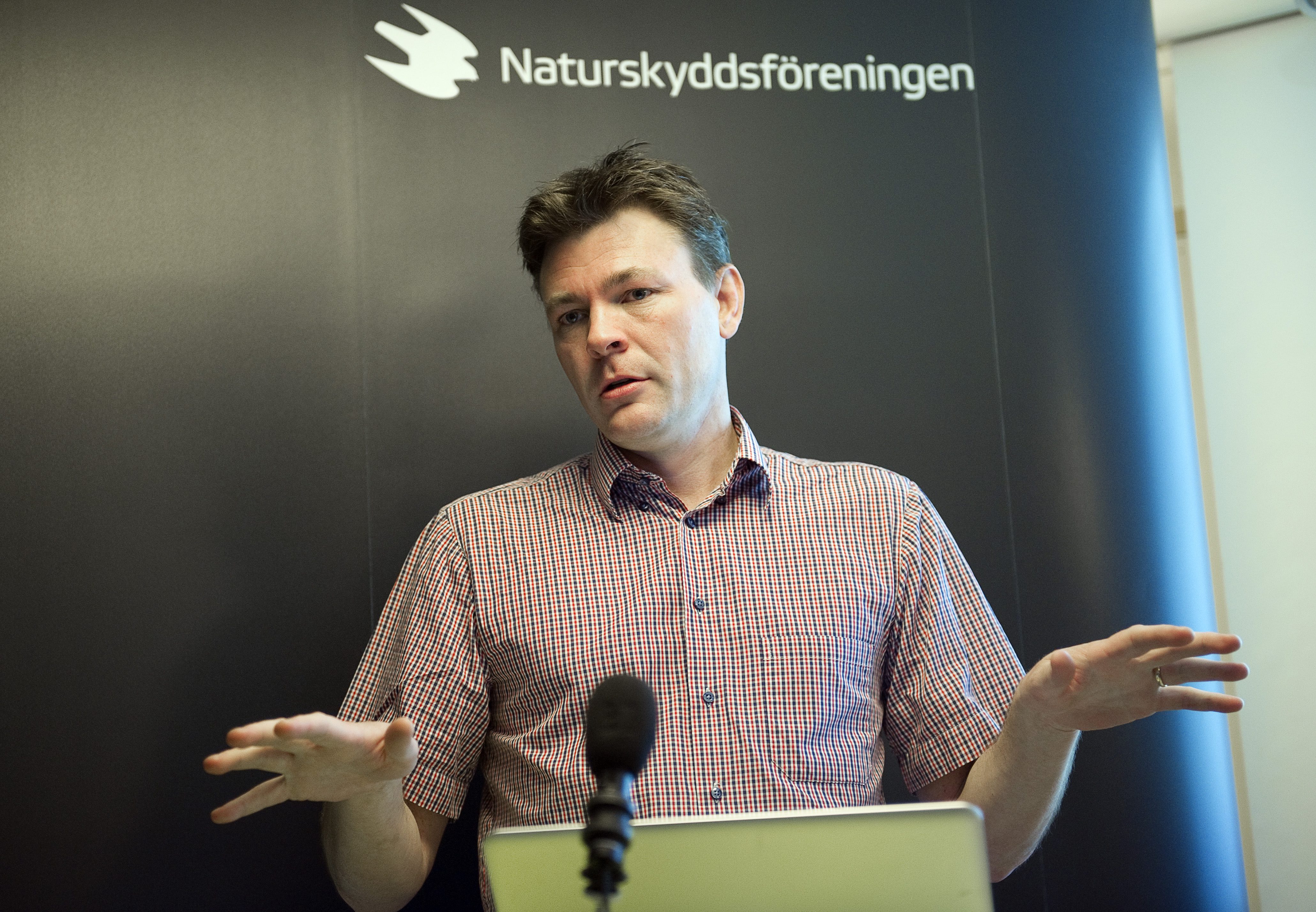 Mörner anser att Mikael Karlsson (bilden), ordförande i Naturskyddsföreningen, tar varje chans han får att "kasta skit" mot jägare.