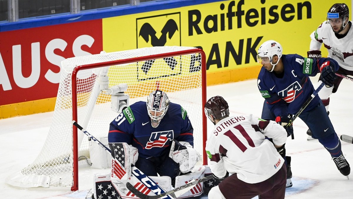 USA:s målvakt Strauss Mann räddar ett skott i VM-premiären mot Lettland.